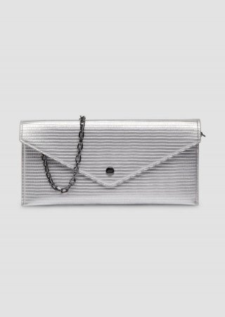 s.Oliver Elegante Clutch mit Kettenriemen und Überschlag mit Magnetknopf - silber