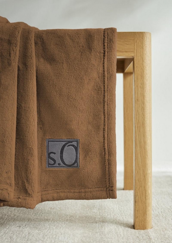 s.Oliver Weiche Decke mit Logo-Detail - braun