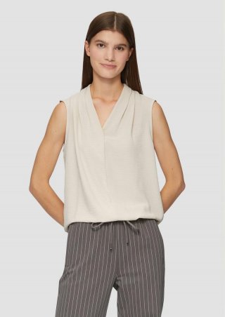 s.Oliver Ärmellose Crêpe-Bluse mit femininem Ausschnitt - beige