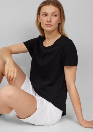s.Oliver T-Shirt mit Flammgarnstruktur und Ausschnitt-Detail - schwarz