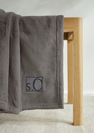 s.Oliver Weiche Decke mit Logo-Detail - braun
