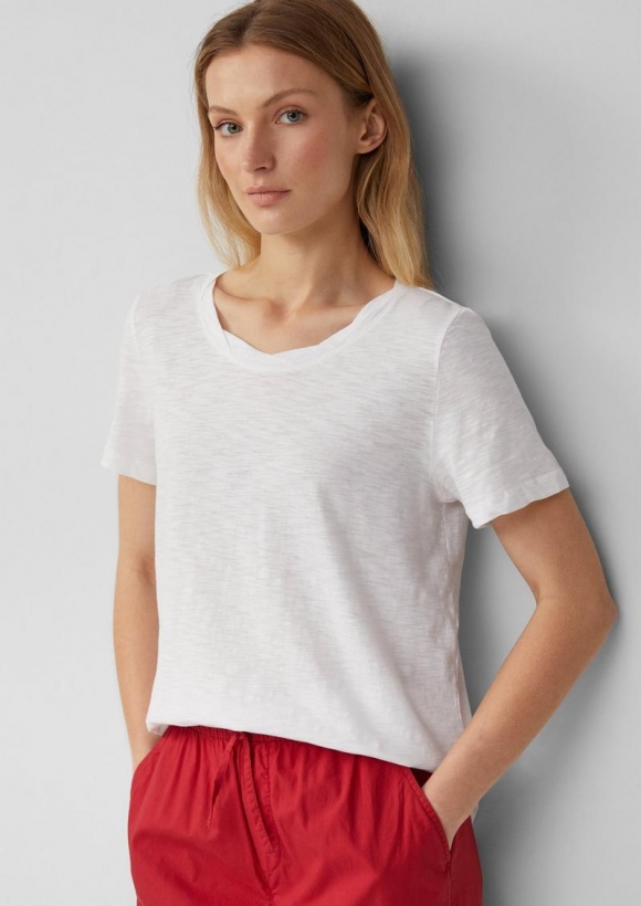 s.Oliver T-Shirt mit Flammgarnstruktur und Ausschnitt-Detail - weiß