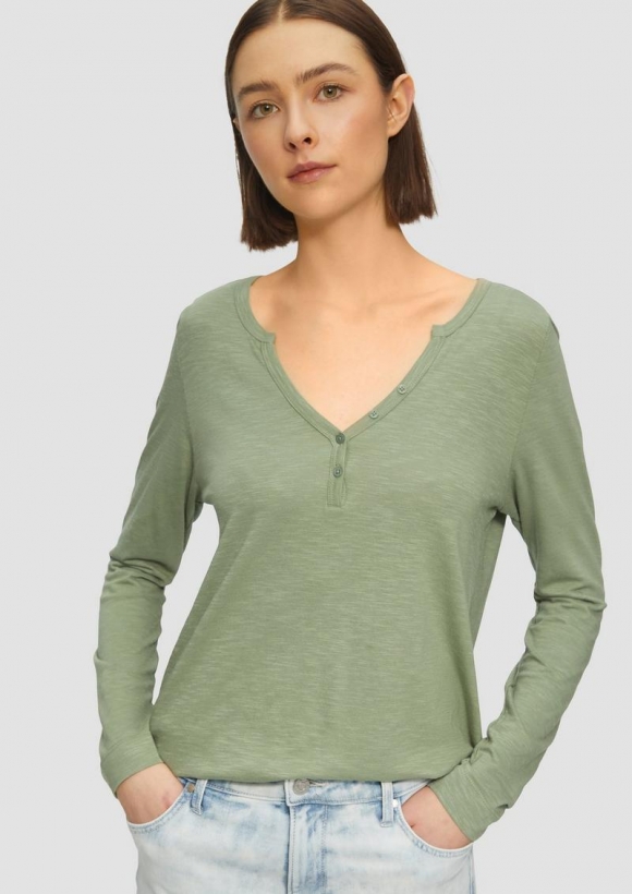 s.Oliver Langarmshirt mit Henley-Ausschnitt und Flammgarnstruktur - salbeigrün