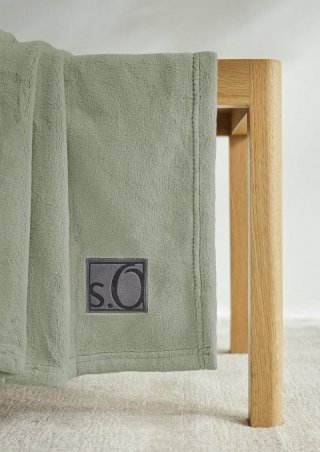s.Oliver Weiche Decke mit Logo-Detail - salbeigrün