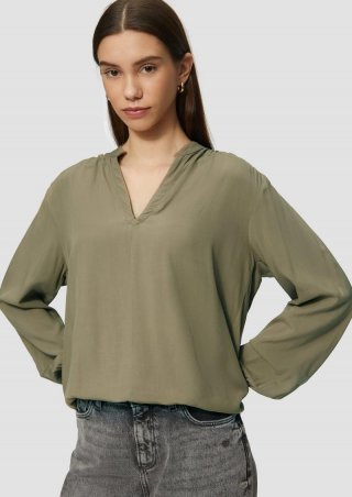 s.Oliver Viskosebluse mit Smok-Detail an der Schuler - tannengrün