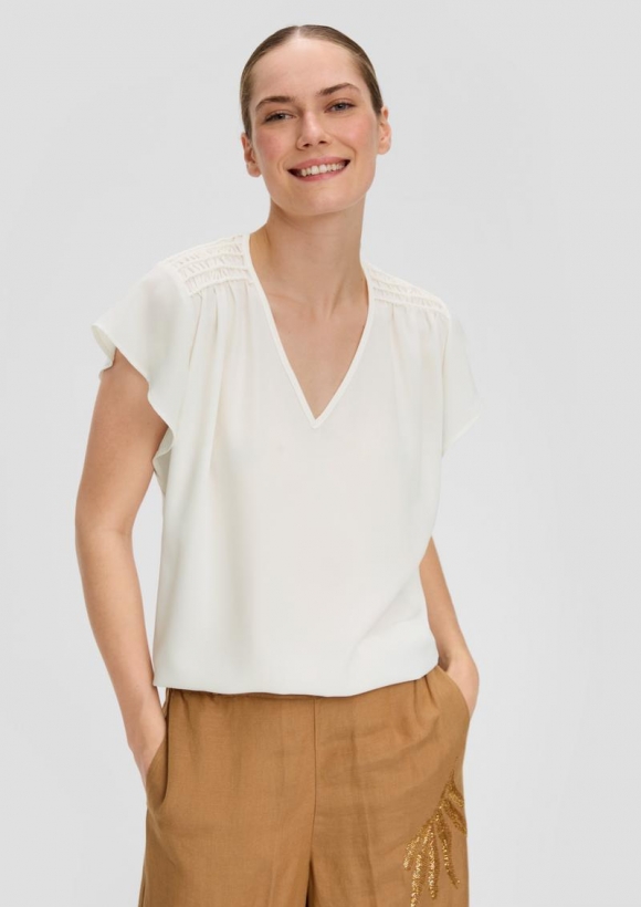 s.Oliver Blusenshirt mit Smok-Detail und Volantärmeln - ecru