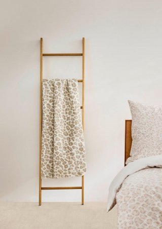 s.Oliver Kuschelige Decke mit Leo-Muster - beige
