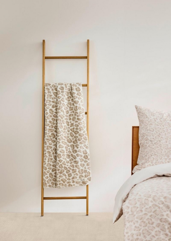 s.Oliver Kuschelige Decke mit Leo-Muster - beige