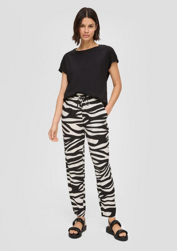 s.Oliver Hose aus reiner Viskose mit Artwork-Print - schwarz