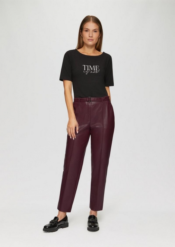 s.Oliver Regular: Cigarette Pants aus Lederimitat - bordeaux