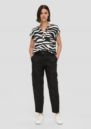 s.Oliver Super High Rise Leinenhose mit verkürztem Bein und Cargotaschen - schwarz