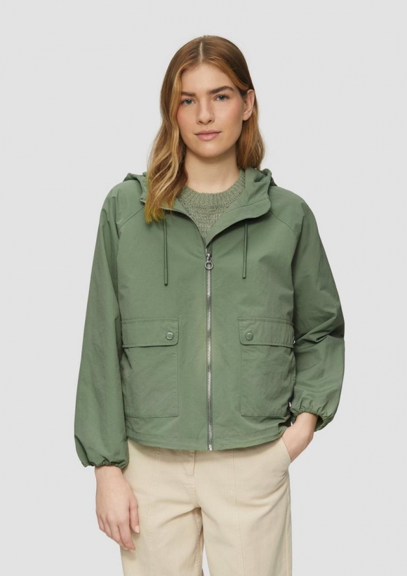 s.Oliver Leichte Outdoor-Jacke im Relaxed Fit mit Fledermausärmeln und Kapuze - dunkles salbeigrün