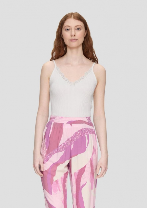 s.Oliver Verkürztes Slim-Fit-Top mit Spitzen-Detail und Rippstruktur - creme