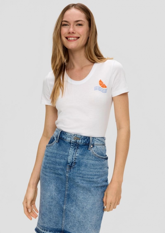 s.Oliver T-Shirt im Slim Fit mit Print-Detail - weiß