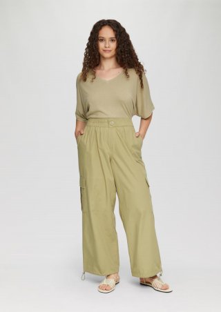 s.Oliver Wide Leg-Hose mit Cargotaschen und angedeutetem Verschluss - helles olivgrün