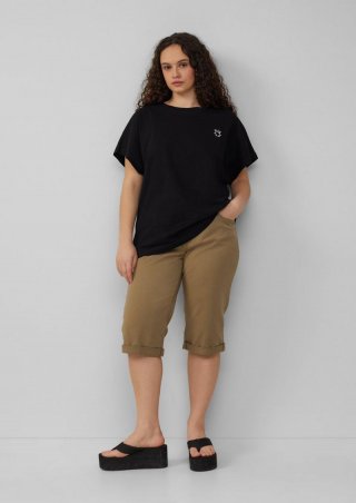 s.Oliver Jeans / Curvy Fit / Mid Rise / Capri Length - olivgrün