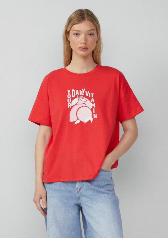 s.Oliver Baumwollshirt mit überschnittener Schulter und Frontprint - chilirot