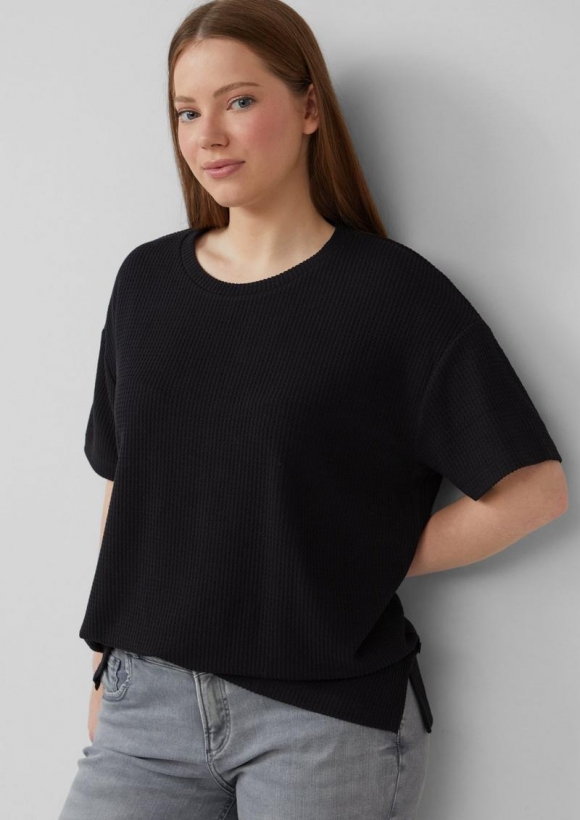 s.Oliver strukturiertes Shirt mit überschnittener Schulter - schwarz