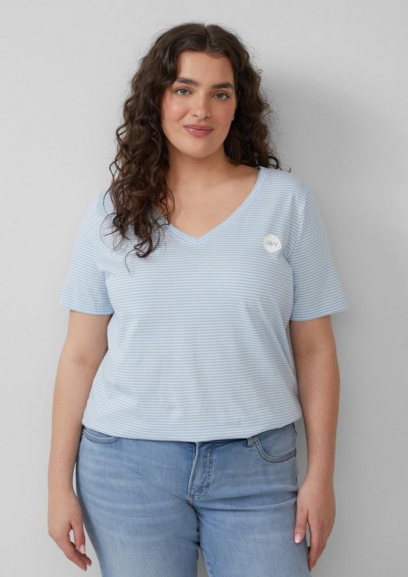 s.Oliver T-Shirt mit V-Ausschnitt und Print-Detail - hellblau