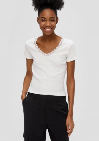 s.Oliver Geripptes T-Shirt mit Spitzen-Details - ecru