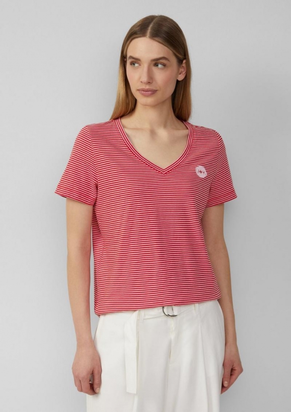 s.Oliver T-Shirt mit V-Ausschnitt und Print-Detail - rot