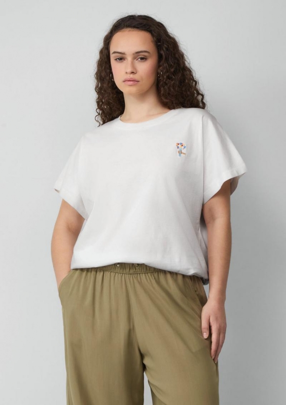 s.Oliver lässiges Shirt mit angeschnittener Schulter und kleiner Stickerei - weiß