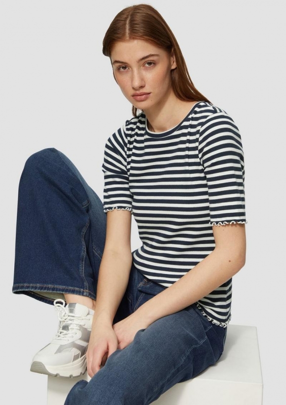 s.Oliver Geripptes T-Shirt mit Ziersaum - navy