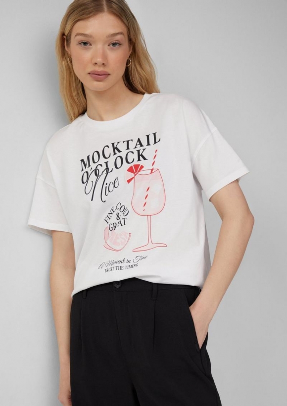 s.Oliver Baumwollshirt mit überschnittener Schulter und Frontprint - weiß