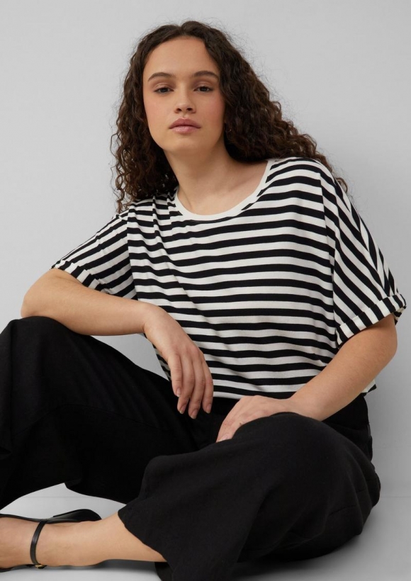s.Oliver Locker geschnittenes T-Shirt aus Modalmix - schwarz