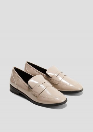 s.Oliver Zierliche Slipper aus Lederimitat - hellbraun