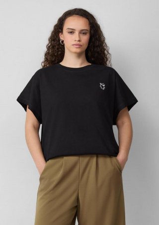 s.Oliver lässiges Shirt mit angeschnittener Schulter und kleiner Stickerei - schwarz