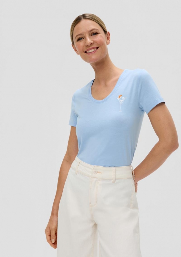 s.Oliver T-Shirt im Slim Fit mit Print-Detail - himmelblau