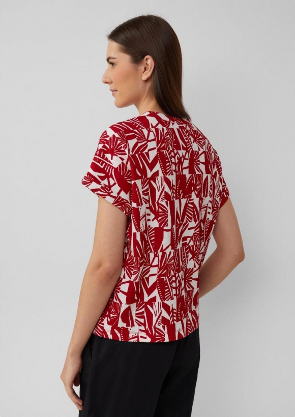 s.Oliver Strukturiertes T-Shirt im Relaxed Fit mit V-Ausschnitt - mohnrot