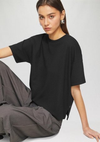 s.Oliver Rundhalsshirt mit überschnittener Schulter aus einer strukturierten Ware - schwarz