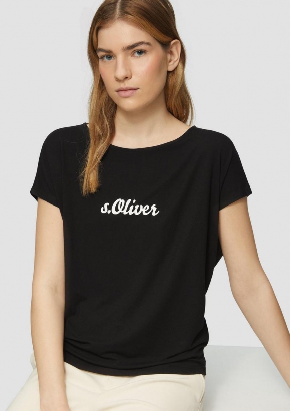 s.Oliver Fließendes Jersey-Shirt mit Artwork und überschnittenen Schultern - schwarz