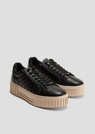 s.Oliver Plateausneaker mit Kontrastsohle - schwarz