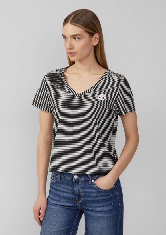 s.Oliver T-Shirt mit V-Ausschnitt und Print-Detail - schwarz