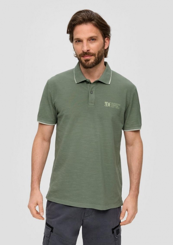 s.Oliver Poloshirt mit Piquêstruktur und Logo-Print - tannengrün
