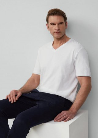 s.Oliver T-Shirt mit V-Ausschnitt und dezentem Logo - weiß