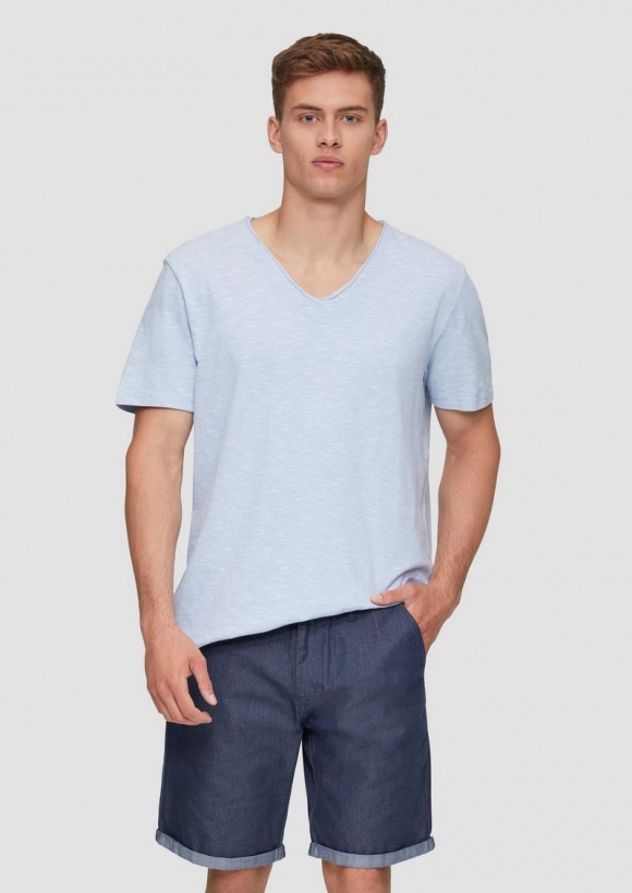 s.Oliver Meliertes T-Shirt mit V-Ausschnitt und Logo-Detail - himmelblau