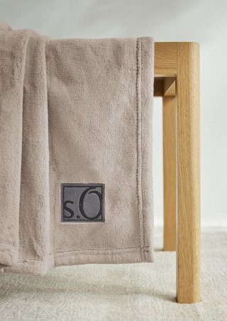 s.Oliver Weiche Decke mit Logo-Detail - sandfarben
