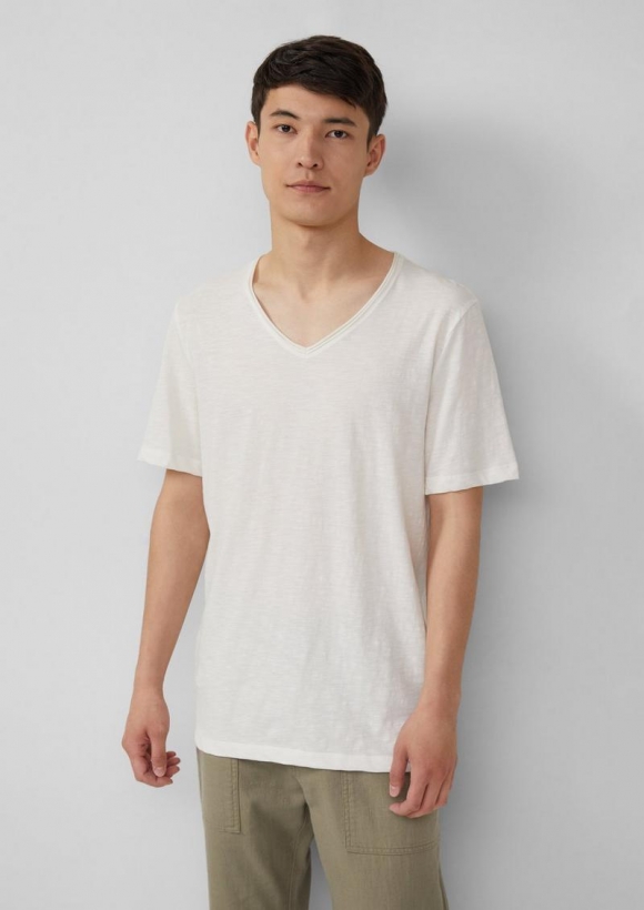 s.Oliver Luftiges T-Shirt mit V-Ausschnitt und Flammgarnstruktur - weiß