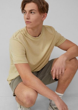 s.Oliver Meliertes T-Shirt mit Layering-Detail am Kragen - helles olivgrün