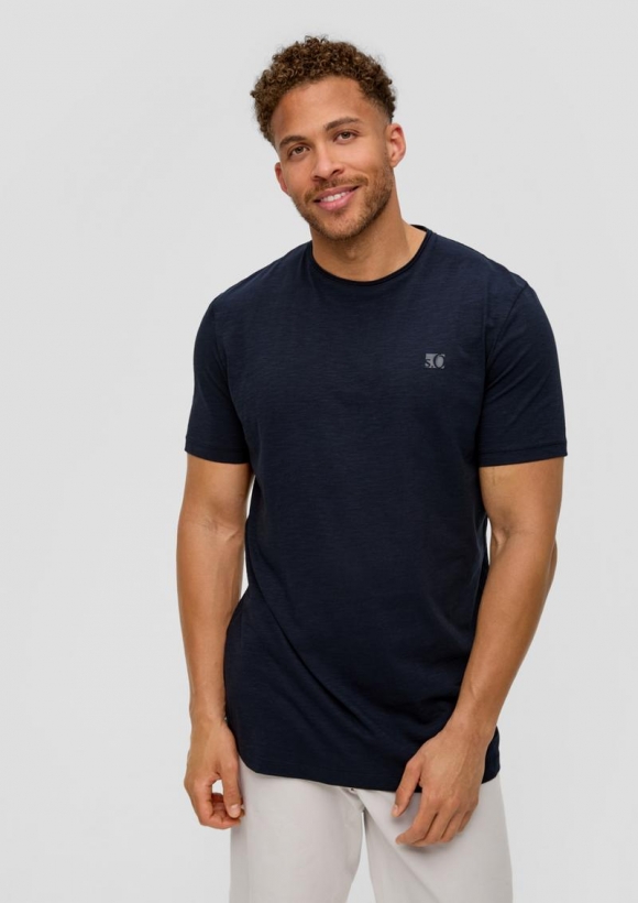 s.Oliver Baumwoll-T-Shirt mit Flammgarn-Struktur und Logo-Detail - navy