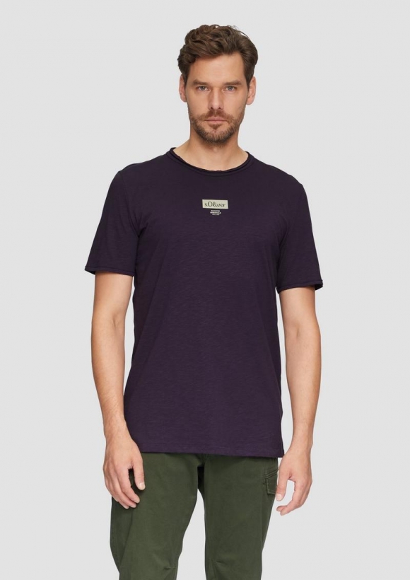 s.Oliver Logo-Shirt mit Rollkante und Flammgarnstruktur - aubergine