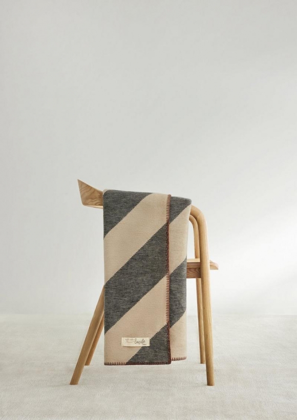 s.Oliver Jacquard-Decke mit Streifenmuster - beige