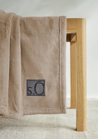s.Oliver Weiche Decke mit Logo-Detail - beige