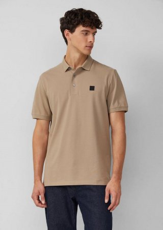 s.Oliver Poloshirt aus Baumwollstretch mit Label-Patch - cognac