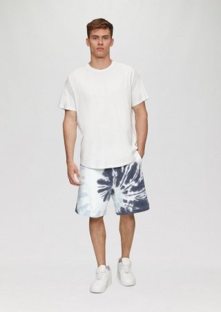 s.Oliver Sweat-Shorts mit Batikmuster - hellblau