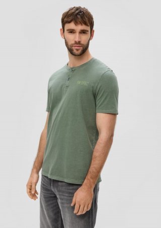 s.Oliver T-Shirt mit Garment Dye und Henley-Ausschnitt - olivgrün
